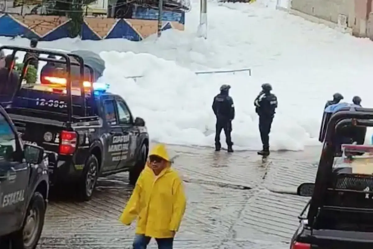 La espuma blanca que cubrió varias colonias tras las lluvias del pasado domingo representa un riesgo de irritación y toxicidad. Imagen: X @RaulGtzNR