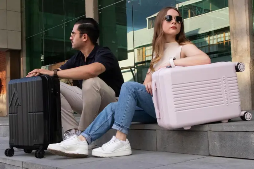 Viajar cómodo sin facturar equipaje es más fácil con esta maleta diseñada para ofrecer movilidad seguridad y buen almacenamiento. Foto: Liverpool