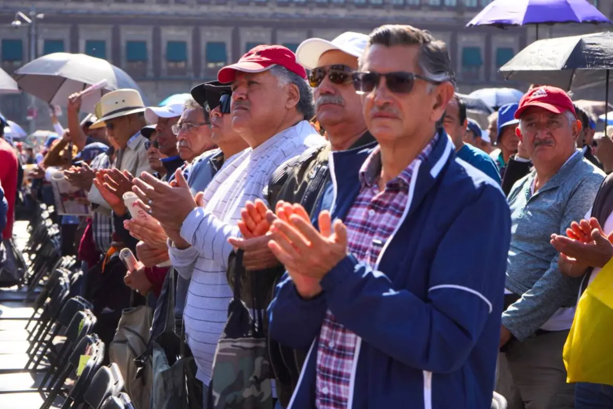 Entrega del apoyo Hombres del Bienestar en CDMX. Foto: @_AraceliDamian | Canva