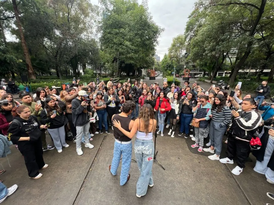 Emilio Osorio y Paulina Goto grabaron videoclip con fans en la colonia Roma, de la Ciudad de México. Foto: Cortesía