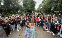 Ritmo, calle y fans: Así fue el rodaje del videoclip de “Cómo Olvidar” de Paulina y Emilio Osorio