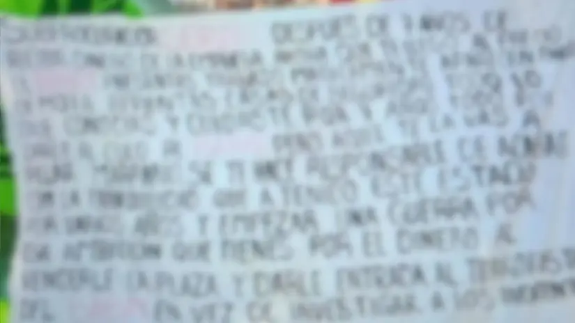 Una de las narcomantas fue colocada sobre las letras turísticas de Santa Rosalía. Foto: Facebook / Reporte Paceño