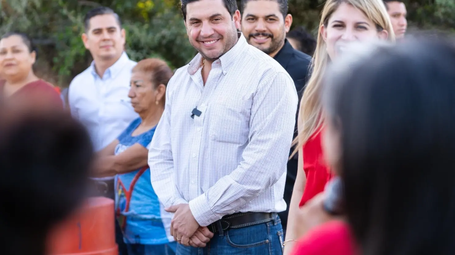 El alcalde Raúl Cantú junto a los vecinos y vecinas a las que hizo entrega de las calles pavimentadas. Foto: Facebook Raúl Cantú.