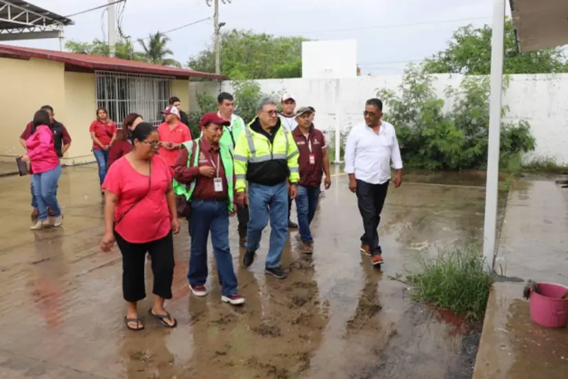 El alcalde de Altamira, Armando Martínez Maríquez evalúa los daños ocasionados por las persistentes lluvias. Foto: Carlos García
