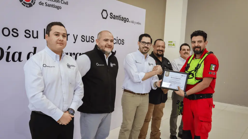 David de la Peña celebra trayectoria de paramédicos de Protección Civil de Santiago