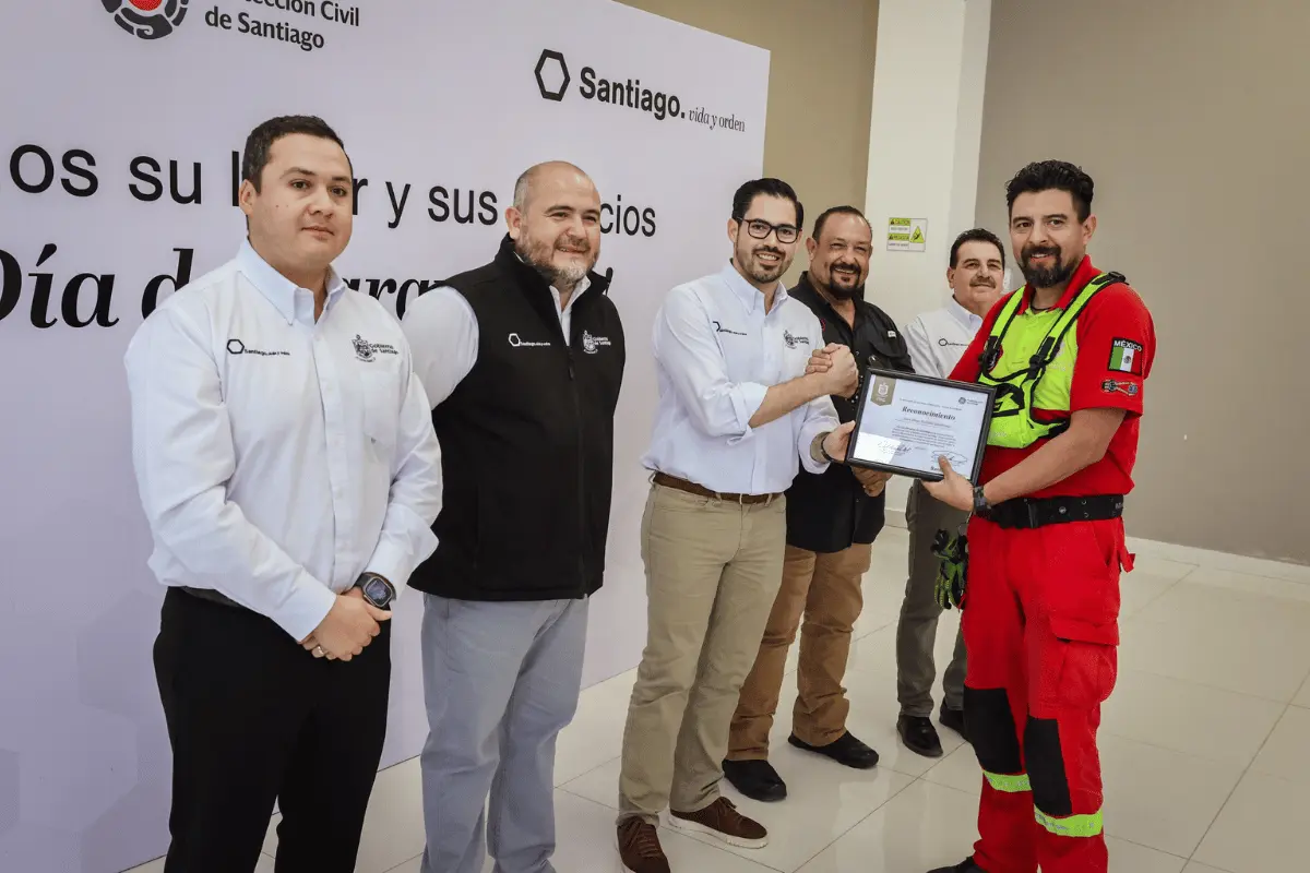 Los elementos fueron reconocidos por su labor de 10 y 31 años de servicio. Foto: Gobierno de Santiago.