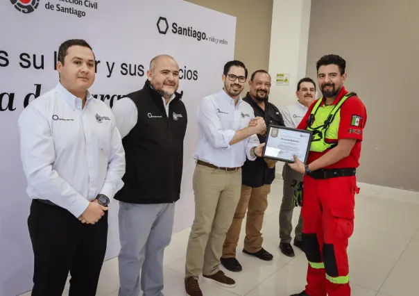 David de la Peña celebra trayectoria de paramédicos de Protección Civil de Santiago