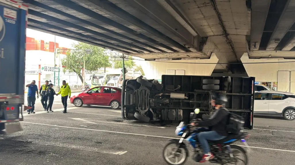 Accidente en CDMX: vuelca camioneta con aceite en Circuito Interior y Eje Central