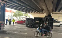 Accidente en CDMX: vuelca camioneta con aceite en Circuito Interior y Eje Central
