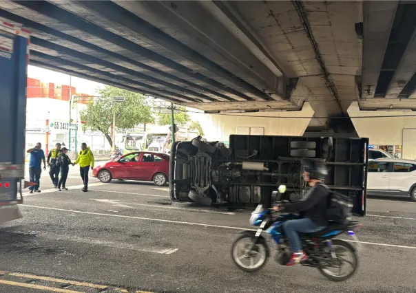 Accidente en CDMX: vuelca camioneta con aceite en Circuito Interior y Eje Central