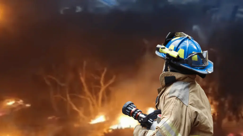 Combaten incendio en cerro de la Loma Linda en Monterrey