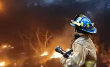 Combaten incendio en cerro de la Loma Linda en Monterrey