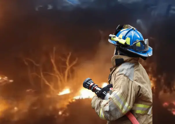 Combaten incendio en cerro de la Loma Linda en Monterrey