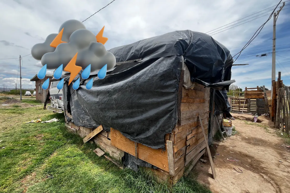 Las familias que habitan las casas de cartón sufren en esta temporada de lluvias. Foto: Alejandro Ávila.