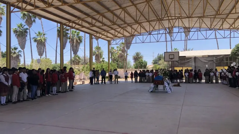 Compañeros de secundaria realizaron una guardia de honor para despedir a Javier. Foto: Facebook / Escuela Secundaria Técnica 2 
