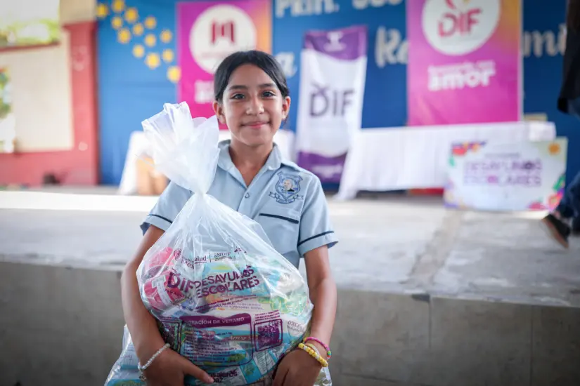 Alumna beneficiada con las dotaciones de verano del DIF Tamaulipas. Foto: Carlos García