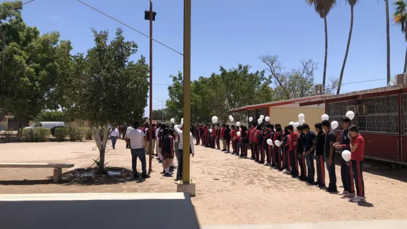Familiares, maestros y alumnos participaron en la despedida al estudiante de tercer grado. Facebook / Escuela Secundaria Técnica 2 