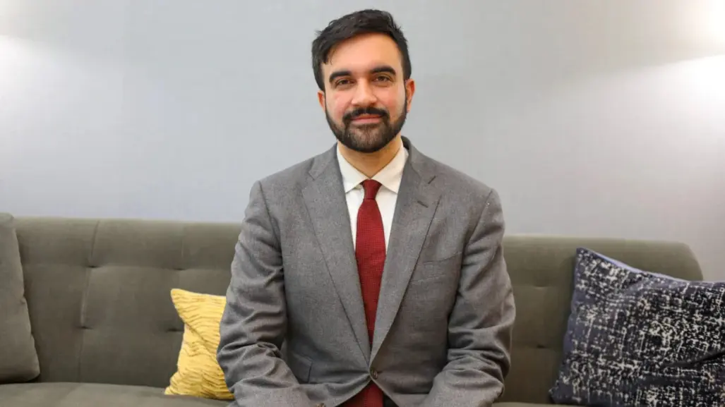 Político musulmán gana en las primarias demócratas de Nueva York