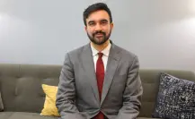 Político musulmán gana en las primarias demócratas de Nueva York