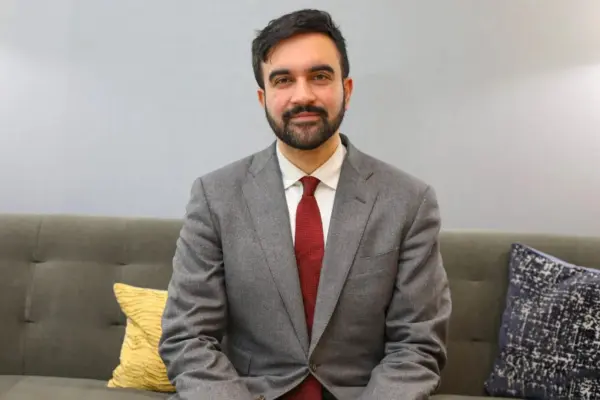 Político musulmán gana en las primarias demócratas de Nueva York