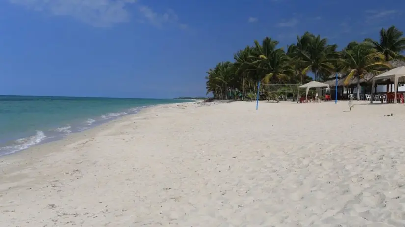 Un desvío poco transitado conecta la carretera principal con una playa remota, lejos del ruido urbano. Foto: TripAdvisor