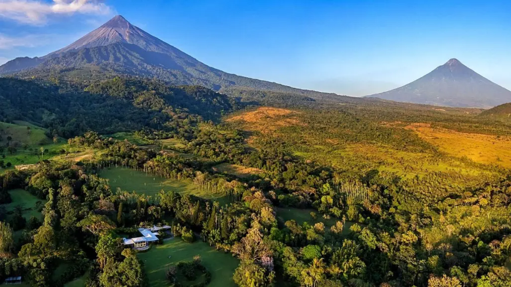 ¿Cuánto cuesta viajar del AICM al impresionante volcán negro activo en Guatemala?