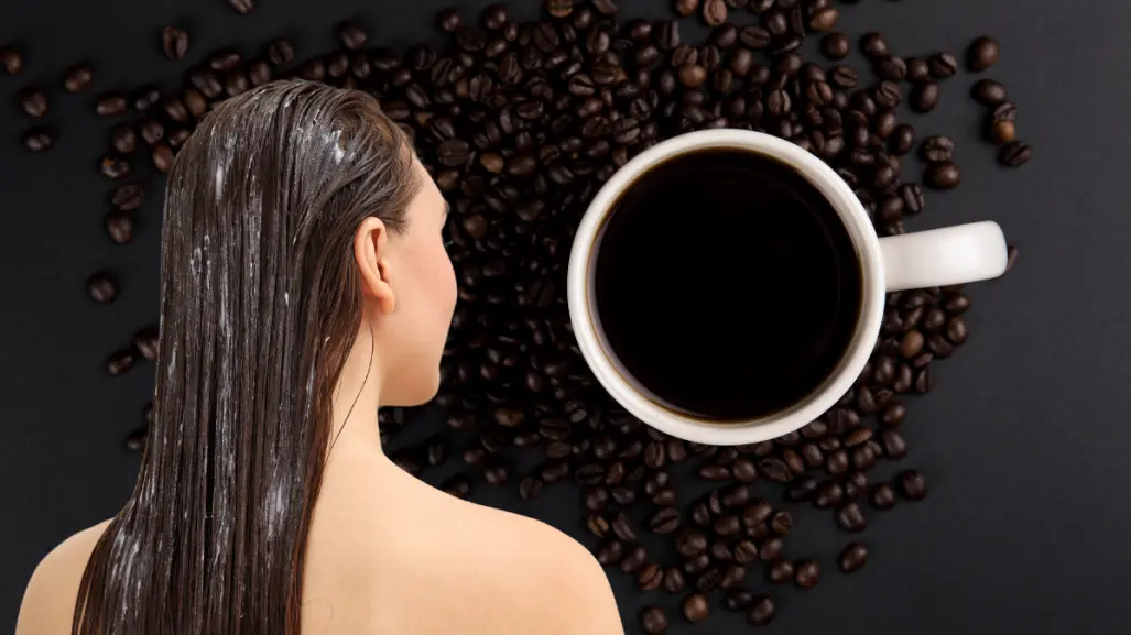 Embellece tu cabello con una taza de café de manera fácil y rápida