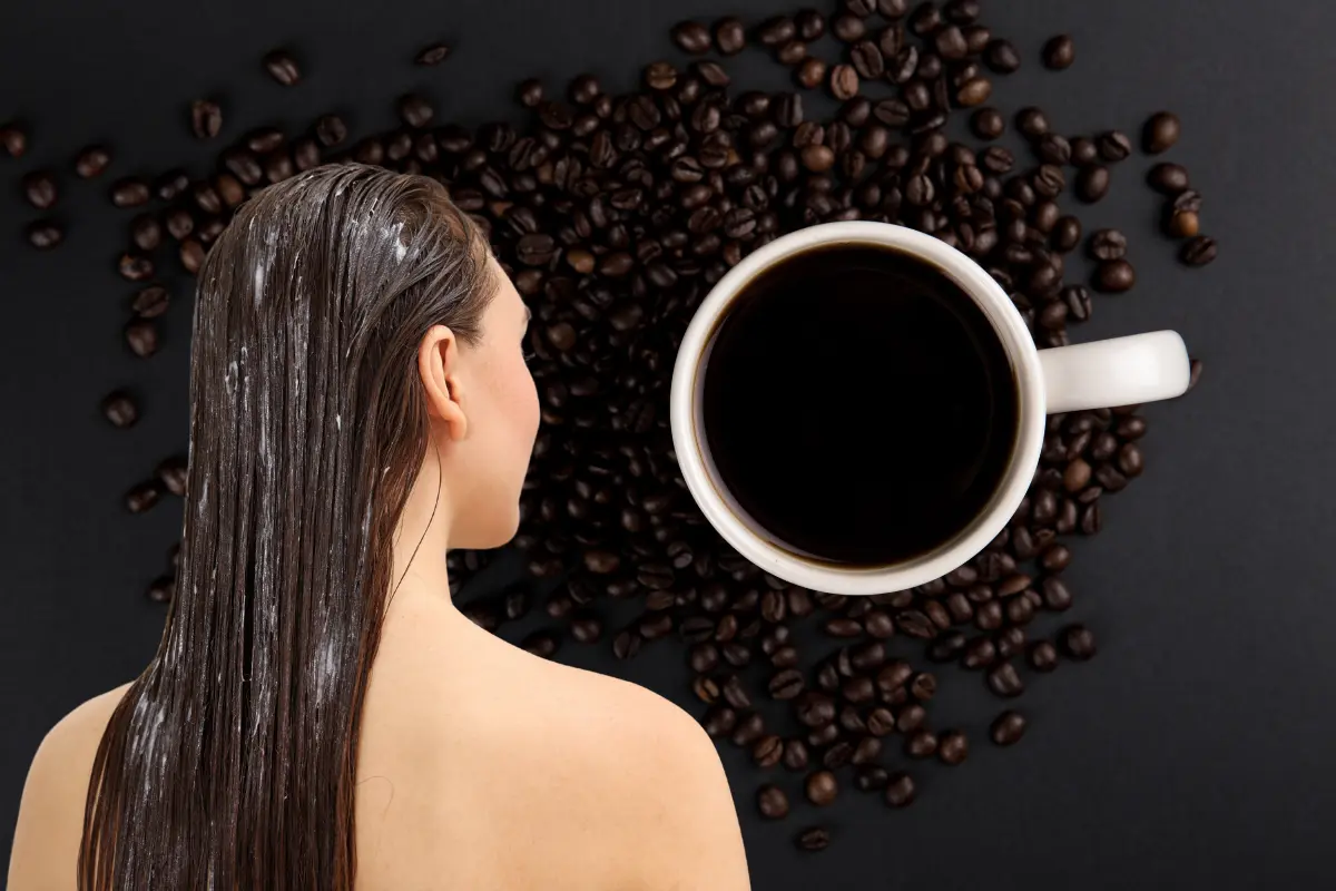 Los antioxidantes del café estimulan el crecimiento del cabello, lo fortalecen y evitan su caída. Foto: Canva