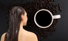 Embellece tu cabello con una taza de café de manera fácil y rápida
