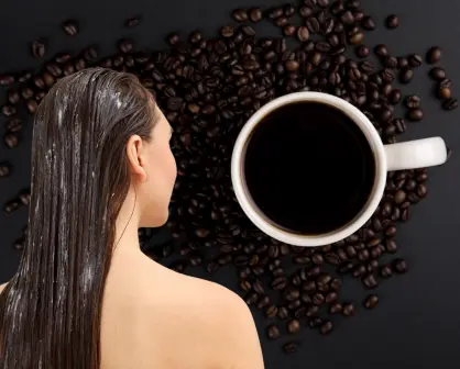 Embellece tu cabello con una taza de café de manera fácil y rápida