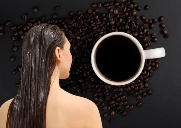 Embellece tu cabello con una taza de café de manera fácil y rápida
