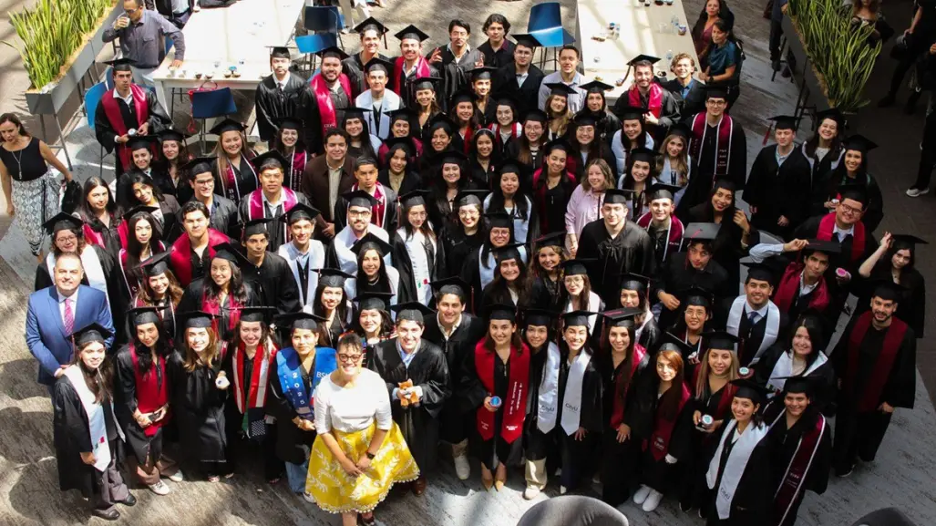 FACPYA celebra logros internacionales con entrega de doble titulación en Seattle