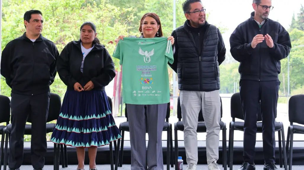 ¿Listos para los 21k? Clara Brugada presentó la playera y medalla del Medio Maratón en CDMX