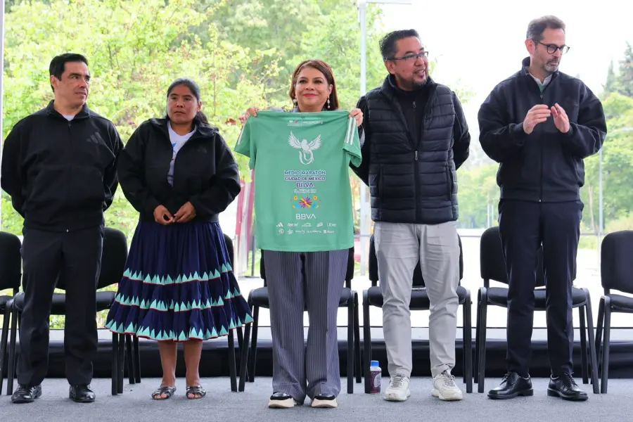 ¿Listos para los 21k? Clara Brugada presentó la playera y medalla del Medio Maratón en CDMX 