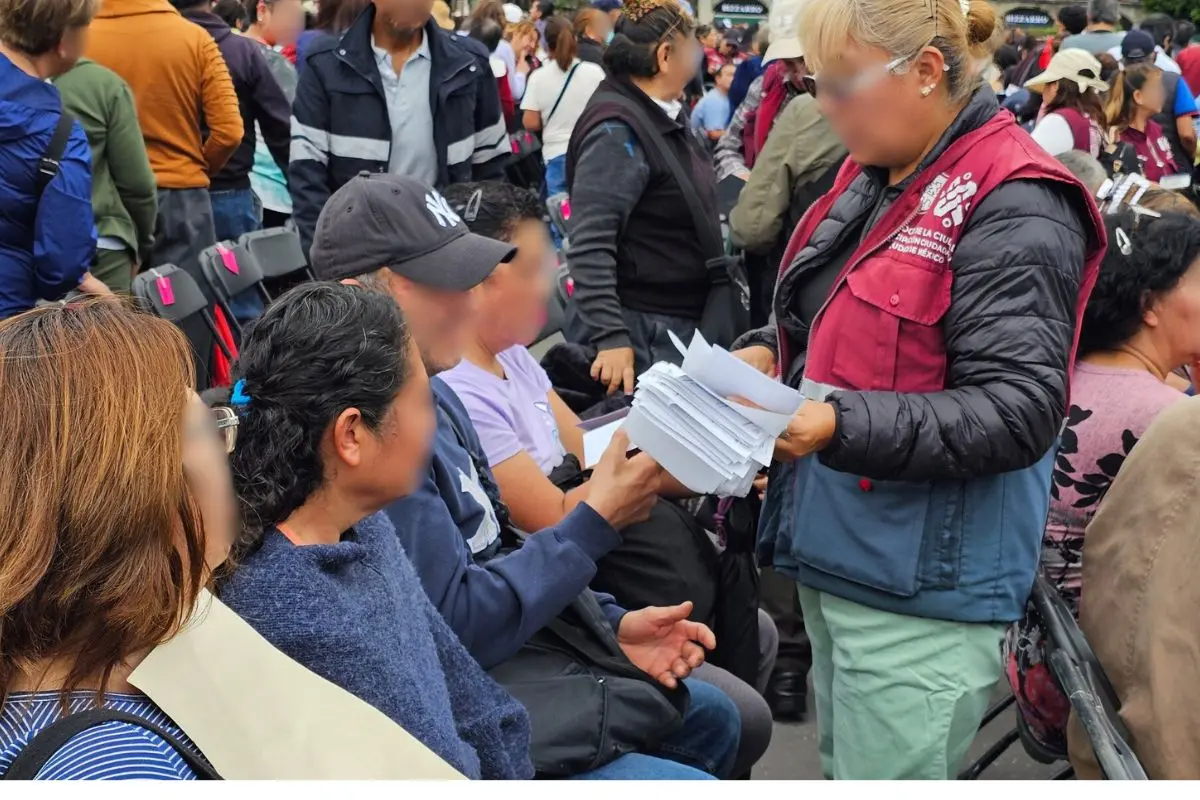 Personas recibiendo programa Ingreso Ciudadano Universal Foto: X (@SEBIEN_cdmx) | Canva