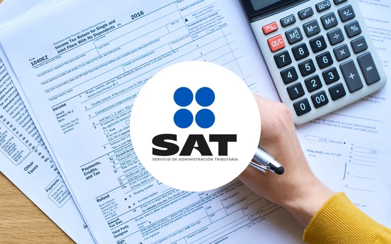 Persona realizando cuentas y logo del SAT. Foto: SAT / Canva