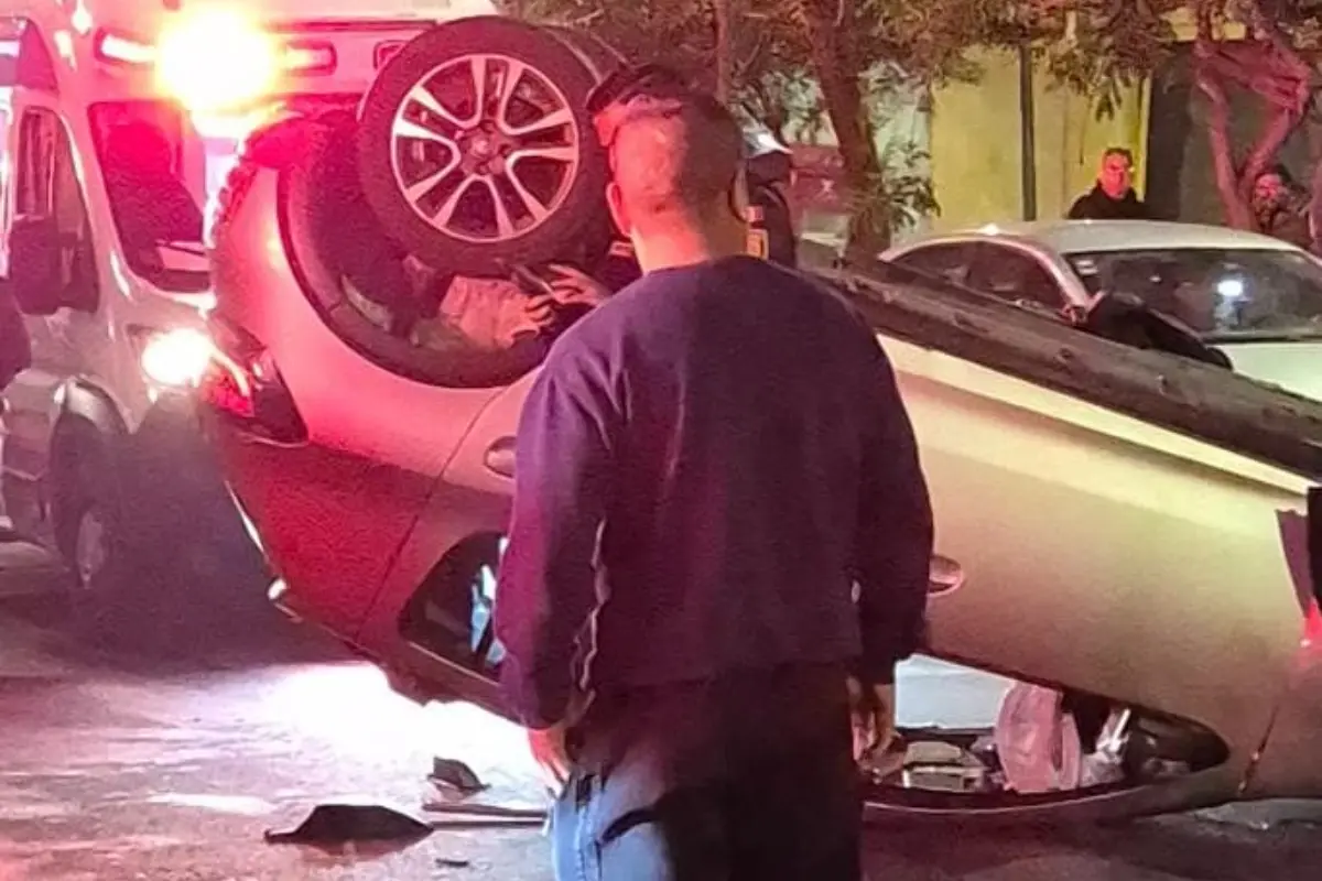 Volcadura de auto en CDMX. Foto: Luis Antonio Alfaro