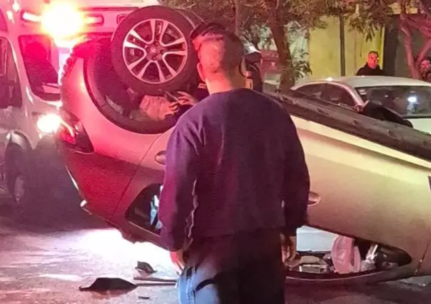 Volcadura de auto deja a adolescente lesionado en la alcaldía Benito Juárez en CDMX