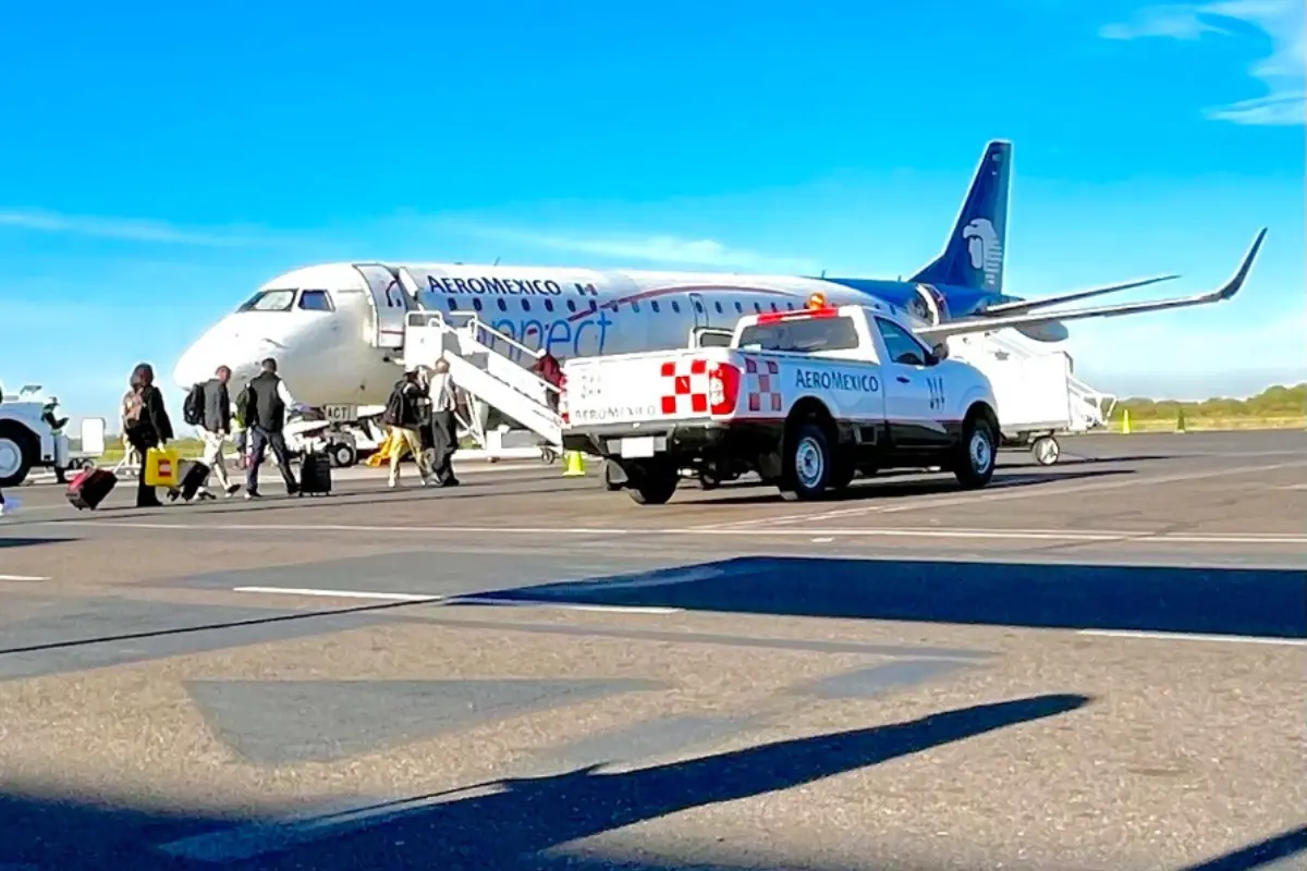 Personas abordando avión de la aerolínea AEROMÉXICO en el AICM con destino a Cali. Foto: Iván Macias