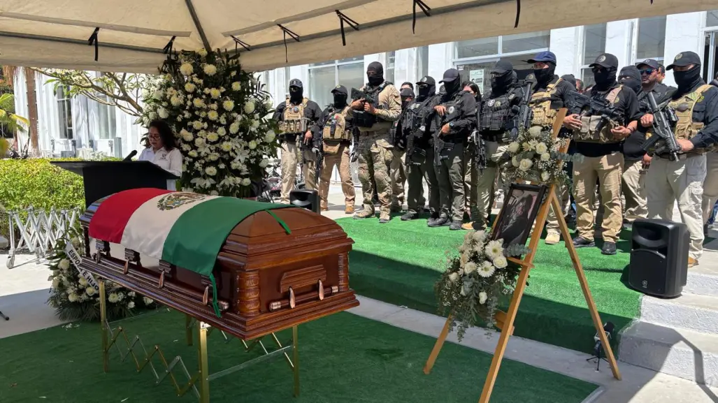 Homenaje póstumo a comandante asesinado de la Procuraduría en BCS reúne a familiares y autoridades