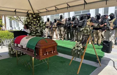 Homenaje póstumo a comandante asesinado de la Procuraduría en BCS reúne a familiares y autoridades