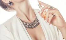 3 perfumes para mujeres de 55 años que buscan un aroma juvenil y divertido
