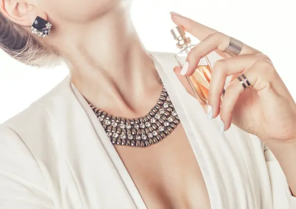 3 perfumes para mujeres de 55 años que buscan un aroma juvenil y divertido