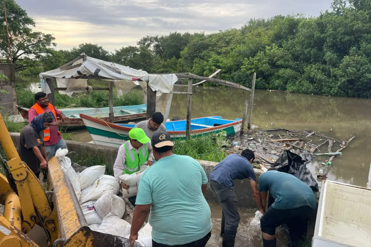 Durante el recorrido, las autoridades constataron el aumento significativo en los niveles del río y activaron medidas para el posible traslado de personas en riesgo. Foto: Mónica Villarreal