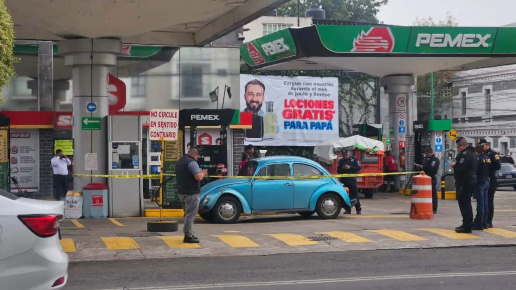 Hombre es asaltado y baleado en una pierna mientras esperaba en gasolinera de CDMX