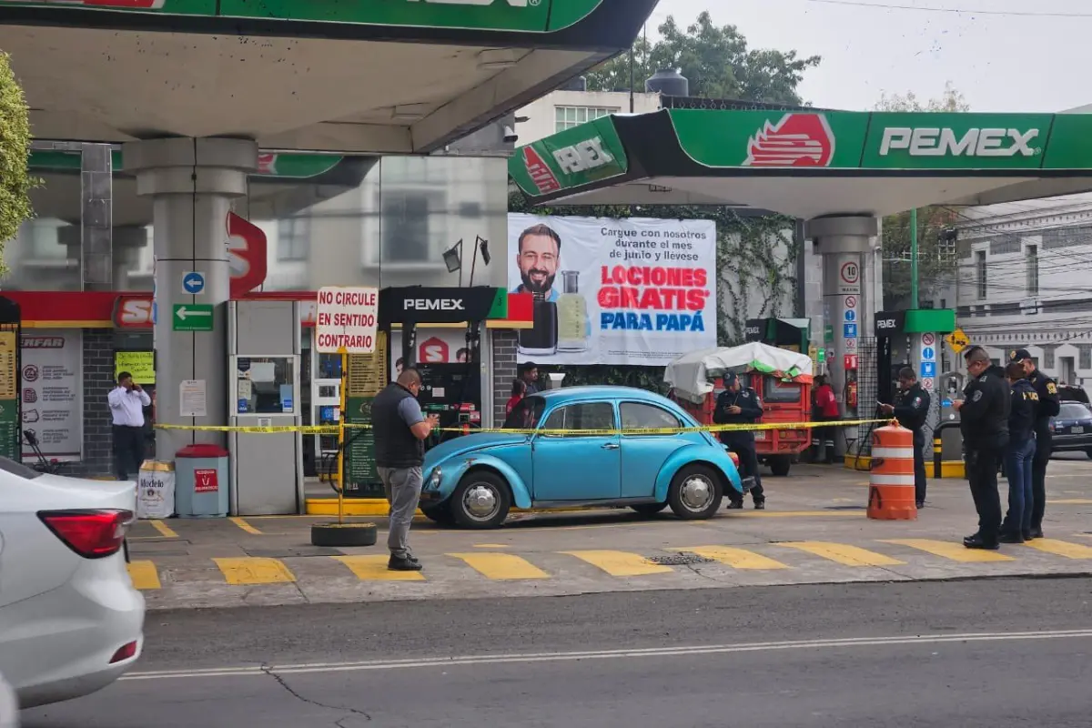 Gasolinera de Santa María la Ribera, donde balearon a hombre. Foto: @HalconOnce | Canva