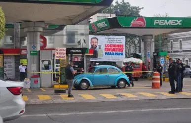 Hombre es asaltado y baleado en una pierna mientras esperaba en gasolinera de CDMX