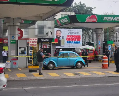 Hombre es asaltado y baleado en una pierna mientras esperaba en gasolinera de CDMX