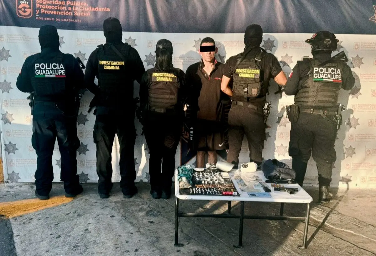 César N, de 39 años, y presunto líder criminal, le fueron aseguradas un arma de fuego, cartuchos y drogas. Foto: Policía de Guadalupe
