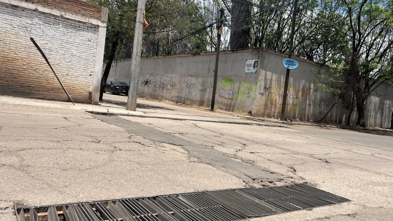 Mantener las calles libres de basura es importante para evitar inundaciones. Foto: Jesús Carrillo.